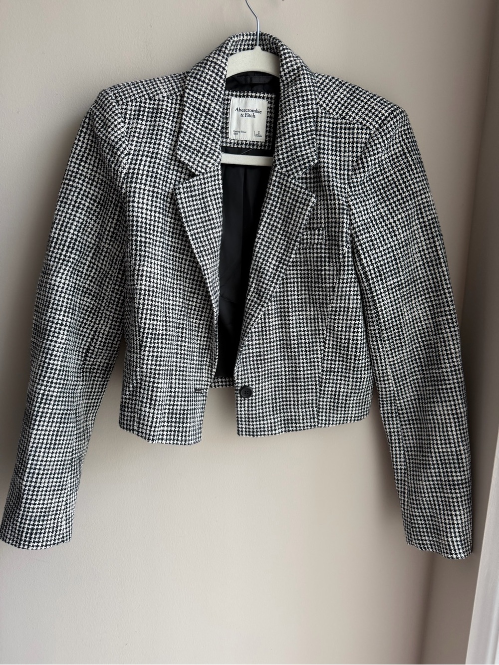 Abercrombie & Fitch Black and White Houndstooth Cropped Blazer